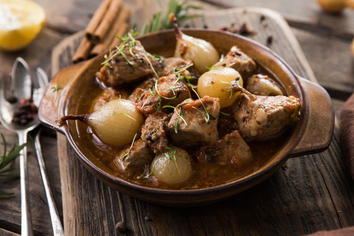 stifado - delicious mediterranean beef stew with onion bulbs, ci Kreta: Stifado - Rindfleischeintopf