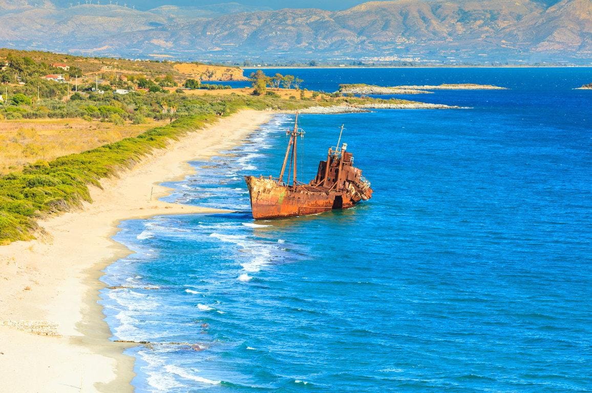The famous shipwreck near Gythio Greece Korfu: Glyfada Beach mit Schiffswrack