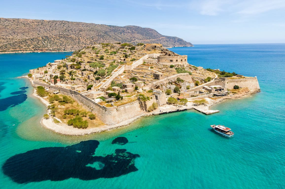 Aerial drone view of Spinalonga island with calm sea. Old venetian fortress island and former leper colony. Kreta: Ausflugsinsel Spinalonga