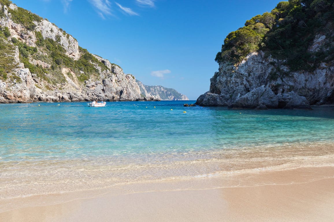 Empty beach of Agios Spyridon bay in Corfu island in Greece, sur Korfu: Agios Spiridon